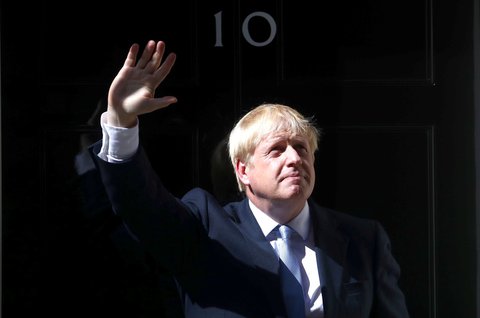 Boris Johnson betritt Downing Street.