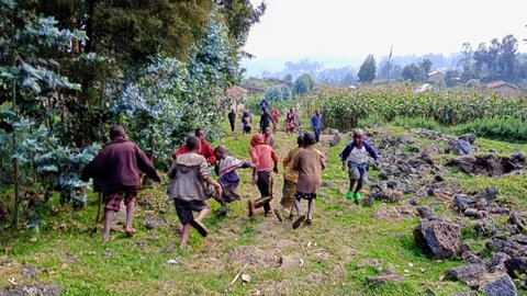 Bei einem Spaziergang durch das Dorf muss man sich oft auf neugierige Kids gefasst machen.
