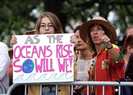 In New York warten Klimaaktivisten auf Greta Thunberg.
