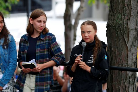 Greta Thunberg gibt eine Pressekonferenz am Hafen. 