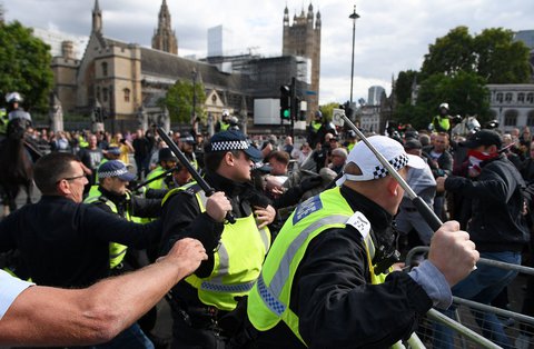 Die Polizei in London bei Protesten für und gegen den Brexit