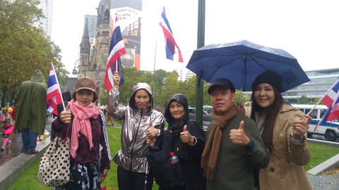 Anchisa (2. von links) aus Bangkok mit Familie