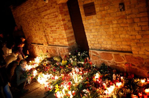 Am Donnerstagabend vor der Synagoge in Halle