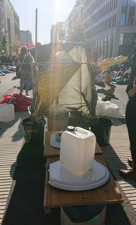 Auch Klimaaktivisten müssen mal: Auf dem Mittelstreifen der Stresemannstraße steht eine mobile Toilette.