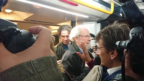 Wolfgang Thierse quetscht sich in die brechend volle U-Bahn.