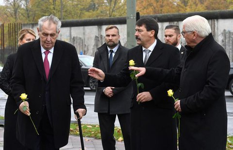 Die Präsidentin der Slowakei sowie die Präsidenten aus Tschechien, Ungarn und Bundespräsident Steinmeier am Denkmal für die vier Visegrad-Staaten.