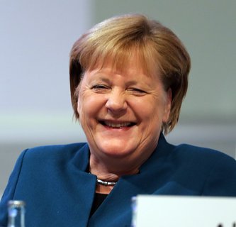 Angela Merkel lacht während der Rede von Markus Söder.