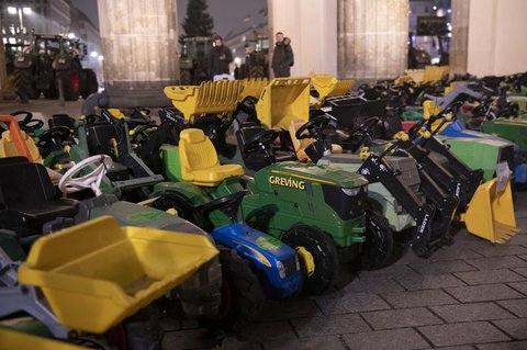 Spielzeug-Traktoren am Brandenburger Tor