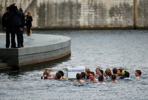 BUND-Protest in der Spree