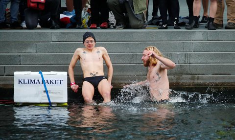 BUND-Aktivisten springen in Berlin in die Spree