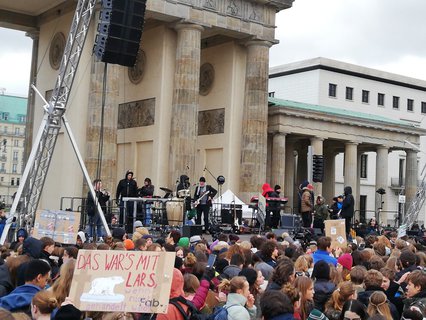 Anstimmen fürs Klima: Die Berliner Band Seeed bereitet sich auf der Bühne vor dem Brandenburger Tor auf ihren Auftritt vor. 