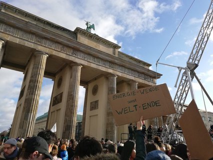 Energie-Wende sonst Welt-Ende: Jetzt beginnt die Anfangskundgebung am Brandenburger Tor. 