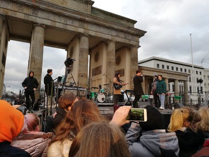 Musikalische Begleitung: Während die Demonstration noch durch die Stadt zieht, spielen die YouTuber 