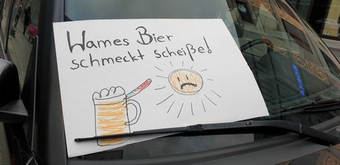 Schild an einem Auto vor der Mall of Berlin am Leipziger Platz