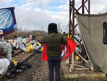 Die Lage ist derzeit ruhig. 300 Menschen sind da.