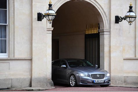 Johnson kommt im Buckhingham Palace an. Dort hat er die Queen getroffen.
