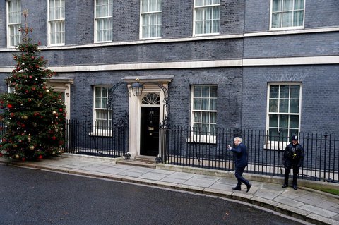 Johnson kommt nach seinem Besuch bei der Queen wieder in der Downing Street an. Er hat die Queen formal um die Erlaubnis zur Bildung einer Regierung gebeten.