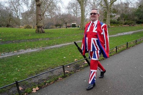 Ein Patriot zeigt Flagge: Ein Mann in einem Union-Jack-Anzug läuft am Freitag durch London.