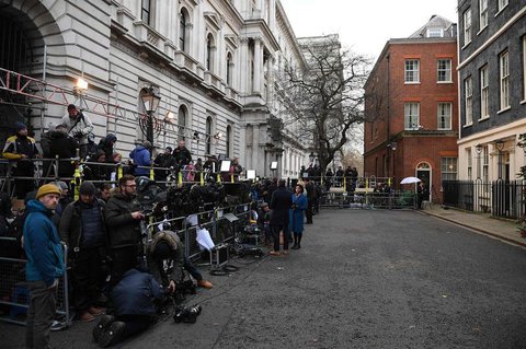 Journalisten warten auf Boris Johnson, der hier gleich eine Rede halten soll.