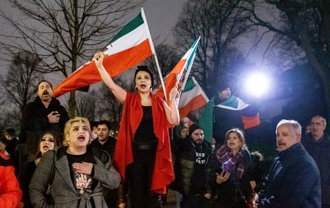 Exil-Iraner protestieren vor dem Islamischen Zentrums Hamburg (IZH) gegen die Politik des Iran und fordern den Rücktritt der politischen Führung.