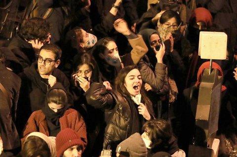 Studenten protestieren in Teheran. Die Polizei löste ähnliche Versammlungen in der Stadt auf.