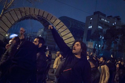 Iranische Studenten demonstrieren nach einer Trauerfeier des Flugzeugabsturzes
vor der Amirkabir Universität in der Innenstadt.