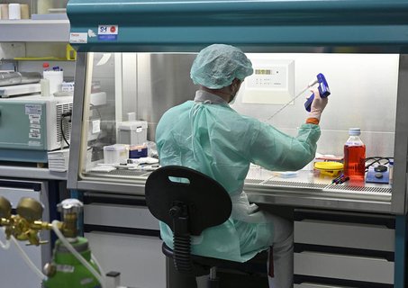 Im Institut für Hygiene und Angewandte Immunologie der Medizinischen 
Universität Wien werden durch einen Mitarbeiter Laboruntersuchungen zur 
Abklärung des Coronavirus vorgenommen. 