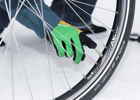Etwas Luft rauslassen: Mit weniger Reifendruck hat man mehr Grip auf der Fahrbahn.
