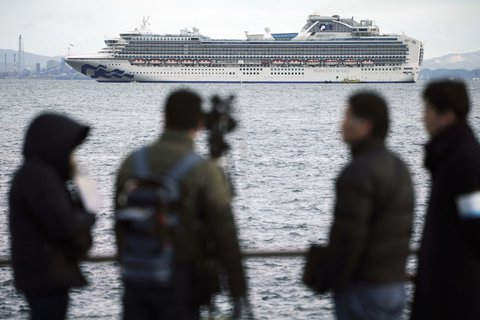 Ein Fernsehteam filmt im Hafen von Yokohama, Japan, das Kreuzfahrtschiff 