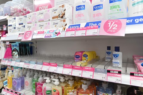 Wegen der Ausbreitung des Coronavirus nimmt die Nachfrage nach Handdesinfektionsmitteln zu. In einem Londoner Drogeriemarkt sind mehrere Produkte ausverkauft.