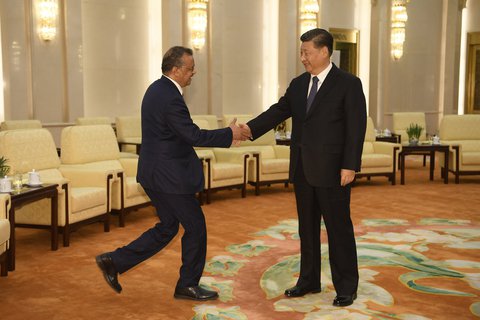 WHO-Chef Tedros Adhanom Ghebreyesus schüttelt Chinas Präsident Xi Jinping (r) die Hand. (Archivbild)