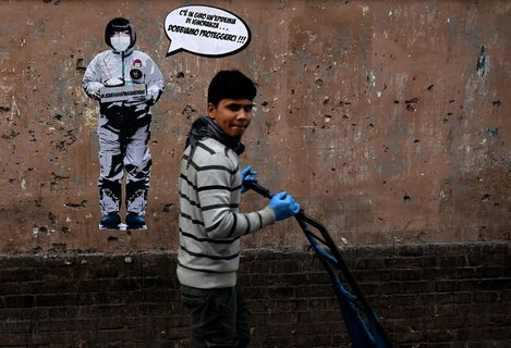 Die Streetart-Künstlerin Laika hat in der Nähe des chinesischen Viertels in Rom ein Werk dem Coronavirus gewidmet. Zu sehen ist eine Frau, die ein Schild mit dem Hashtag 