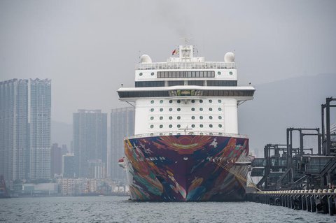 Ein Kreuzfahrtschiff liegt im Hafen von Hongkong.