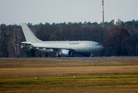 Die Maschine der Luftwaffe landete in Tegel.