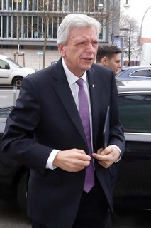 Volker Bouffier vor dem Konrad-Adenauer-Haus in 
Berlin nach der Wahl des Ministerpräsidenten in Thüringen.