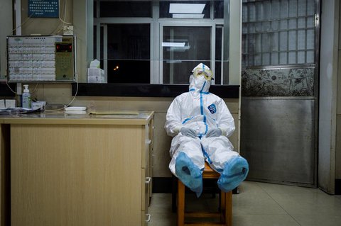 Ein Mitarbeiter einer Klinik in China macht eine Pause.