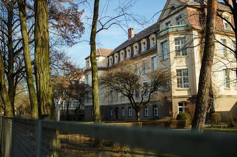Ein Gebäude der DRK-Klinik in Berlin-Köpenick.