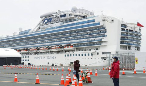 Das Kreuzfahrtschiff liegt im Hafen von Yokohama in Japan.