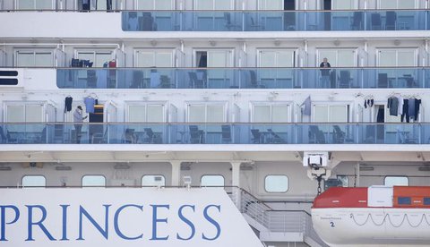 Passagiere auf den Balkonen der „DiamondPrincess“.