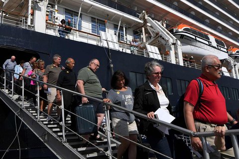 Passagiere gehen in Kambodscha von Bord der „Westerdam“