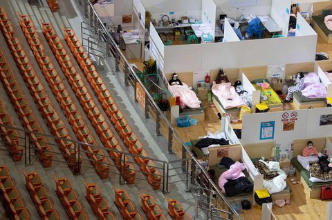Patienten mit milden Symptomen wurden in einer Turnhalle in Wuhan untergebracht.