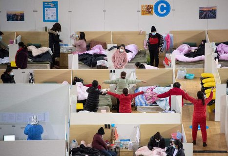 Gymnastikübungen auf engstem Raum – unten links im Bild ist ein „Arztzimmer“ zu sehen.