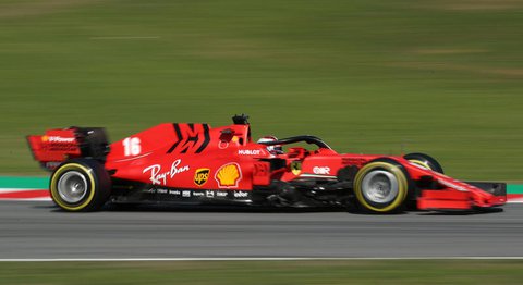 Der Ferrari von Charles Leclerc bei den Testfahrten in Barcelona.
