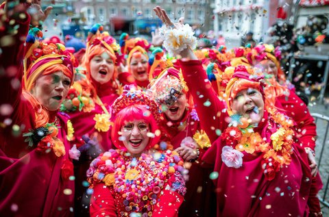 Die Narren stürzen sich in den Straßenkarneval: Mit Weiberfastnacht beginnen am 
Donnerstag (11.11 Uhr) die tollen Tage bis Aschermittwoch.