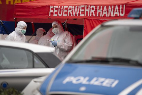 Mitarbeiter der Spurensicherung arbeiten an einem Tatort in Kesselstadt, wo sich eine der beiden Bars, auf die Schüsse abgegeben wurden, befindet. 