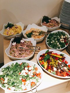 Schmankerln zu Bier und Weißwurst. Nach den Reden kommen die Fördergelder auf zünftig bayrische Weise in Schwung.