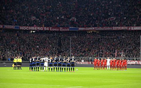 Schweigeminute beim Bundesligaspiel zwischen Bayern und Paderborn.