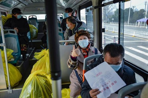 Passagiere in einem Krankenhaus-Bus: Sie haben sich von der Lungenerkrankung erholt und können die Klinik verlassen. 
