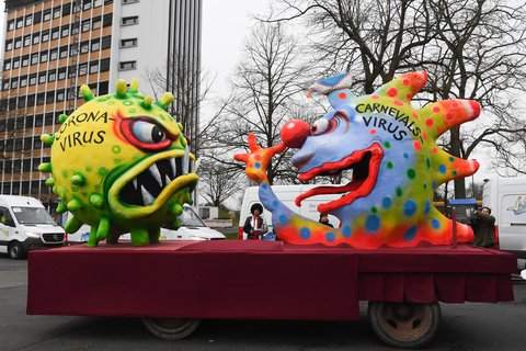 Ein Motivwagen des Rosenmontagzugs in Düsseldorf 