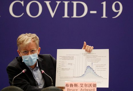 Bruce Aylward, Leiter einer WHO-Delegation, spricht am Montag an einer Pressekonferenz in Peking teil.